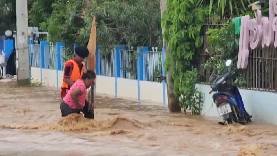 เพชรบูรณ์อ่วม! ฝนถล่ม น้ำป่าสักทะลักท่วม 2 อำเภอ
