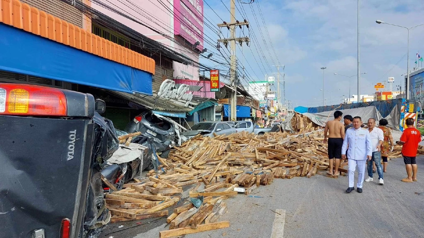 รถบรรทุกพ่วงแบกไม้เต็มคัน เสียหลักพุ่งชน 9 คันรวด เจ็บ 6 ราย