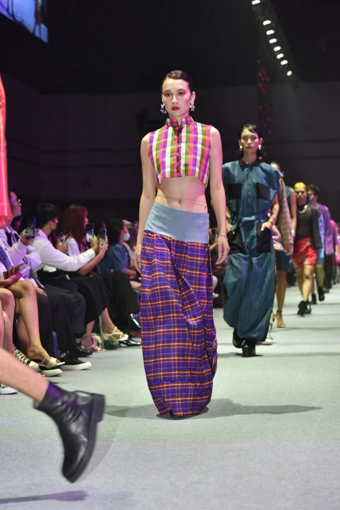 Soft Power โชว์หัตถศิลป์งานแฟชั่นผ้าไทยตระหง่านบนเวทีความยั่งยืน