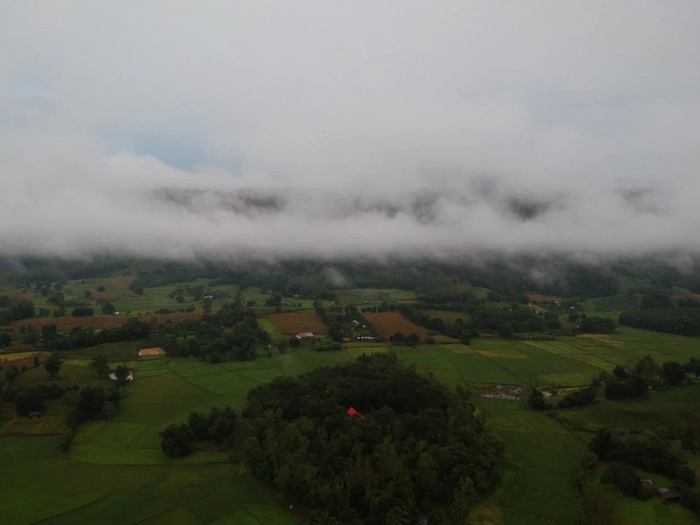 เที่ยวหน้าฝน ยลความงาม "น้ำตกตาดสูง" กลางป่าเขาบ้านน้ำกุ่ม จ.พิษณุโลก