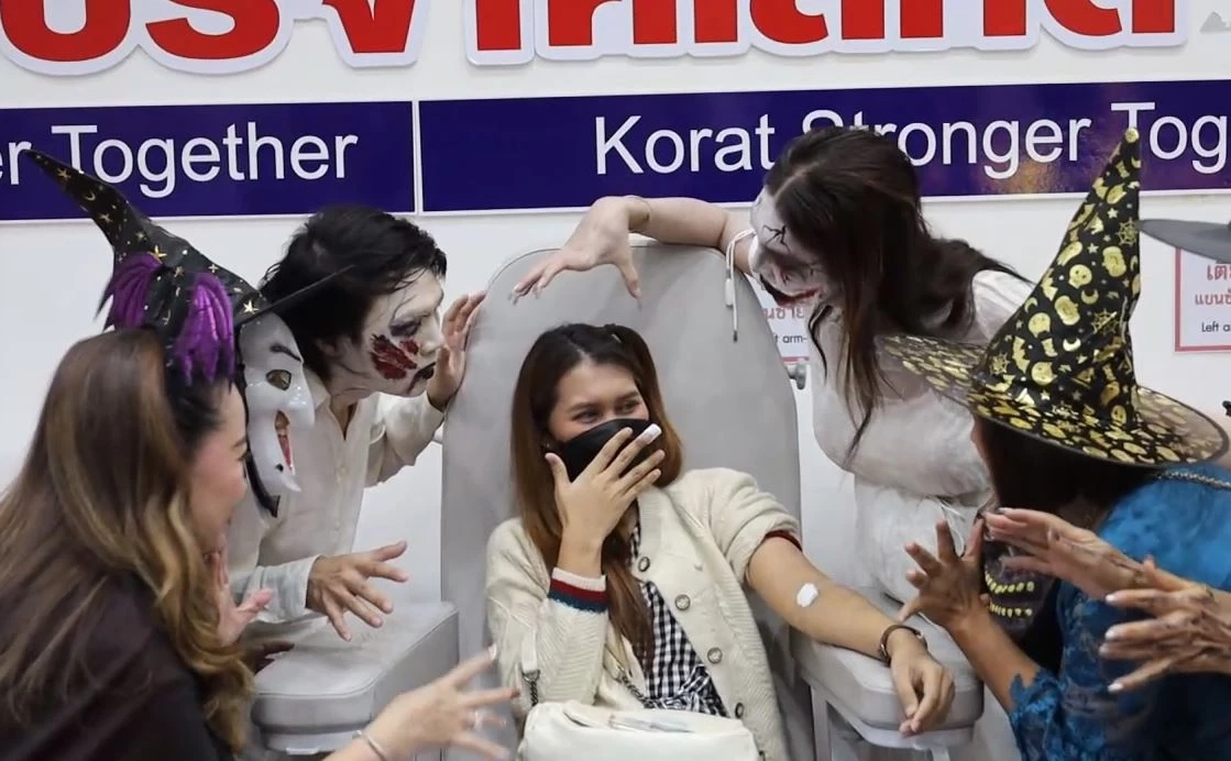 ไอเดียเก๋! แต่งผีมารับบุญ สร้างสีสันฮาโลวีน ชวนคนสุขภาพดี หนีผีมาให้เลือด