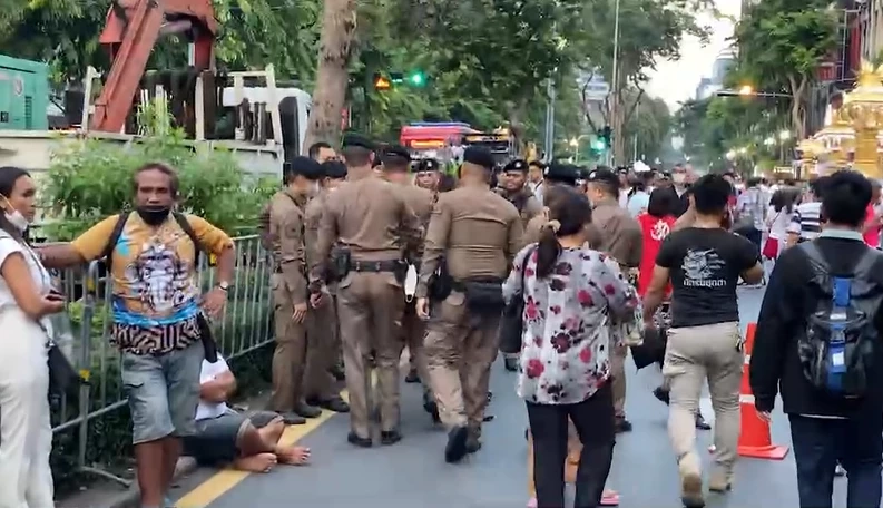 วัดแขกสุดคึกคัก คลื่นมหาชนร่วมขบวนแห่ "เทศกาลนวราตรี" (มีคลิป)