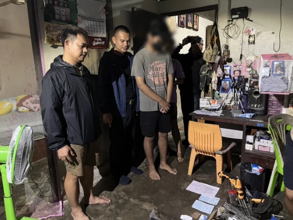 ตร.นำ 3 ผู้ต้องหา ขายปืน - กระสุน ให้เด็ก 14 ฝากขัง พร้อมออกหมายจับเพิ่มอีก 3 ราย