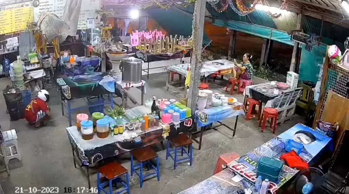 จ.โจร ใจกล้า! ย่องล้วงเงินแม่ค้า ทั้งที่เจ้าของนั่งอยู่กลางร้าน (มีคลิป)
