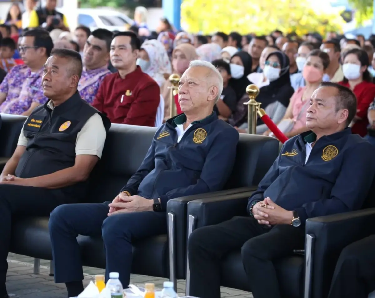 "พิพัฒน์" รมว.แรงงาน  ลงพื้นที่ดัน ม.40 ชดเชยรายได้เมื่อหยุดงาน จ.นราธิวาส