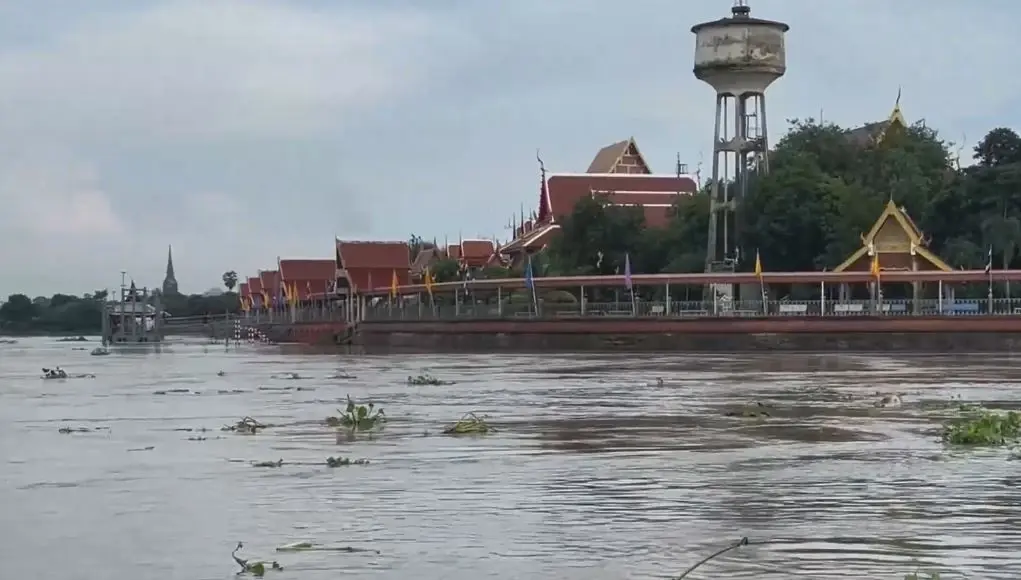 พ่อเมืองอยุธยา ลงพื้นที่ตรวจจุดเสี่ยง หลังระดับน้ำเจ้าพระยา-ป่าสัก สูงขึ้น