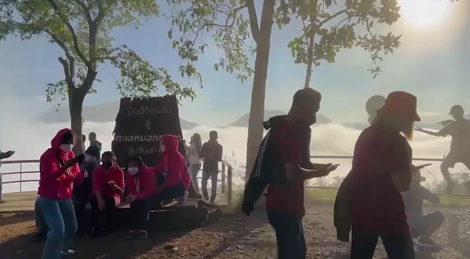 นักท่องเที่ยว แห่ชมทะเลหมอกเชียงคาน สถานที่ยอดฮิตทะเลหมอกสวยจับใจ