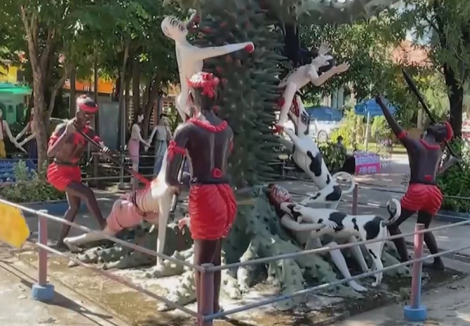 พุทธศาสนิกชนพาครอบครัวไหว้พระ แตะปลายนิ้วขอพร "หลวงพ่อใหญ่" วัดม่วง