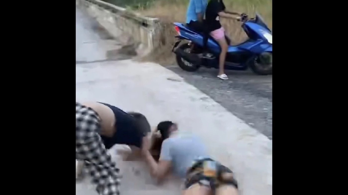 2 สาววัยรุ่น เดือด นัดปะฉะดะ ตบกัน เปิดก่อนได้ปูด ของจริง#บางเลนเดือดอีกแล้ว