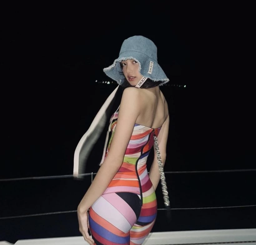 “ลิซ่า” อวดหุ่นแซ่บใส่บิกินีตัวจิ๋ว “คุณแม่จิตทิพย์” ไม่แพ้เซ็กซี่คู่ลูก