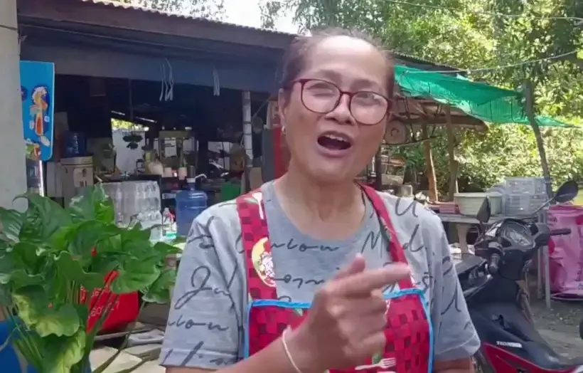 สาวเพื่อนบ้านสติแตก ใช้หวดดายหญ้า ฟันหน้าผากยายข้างบ้านหวิดดับ