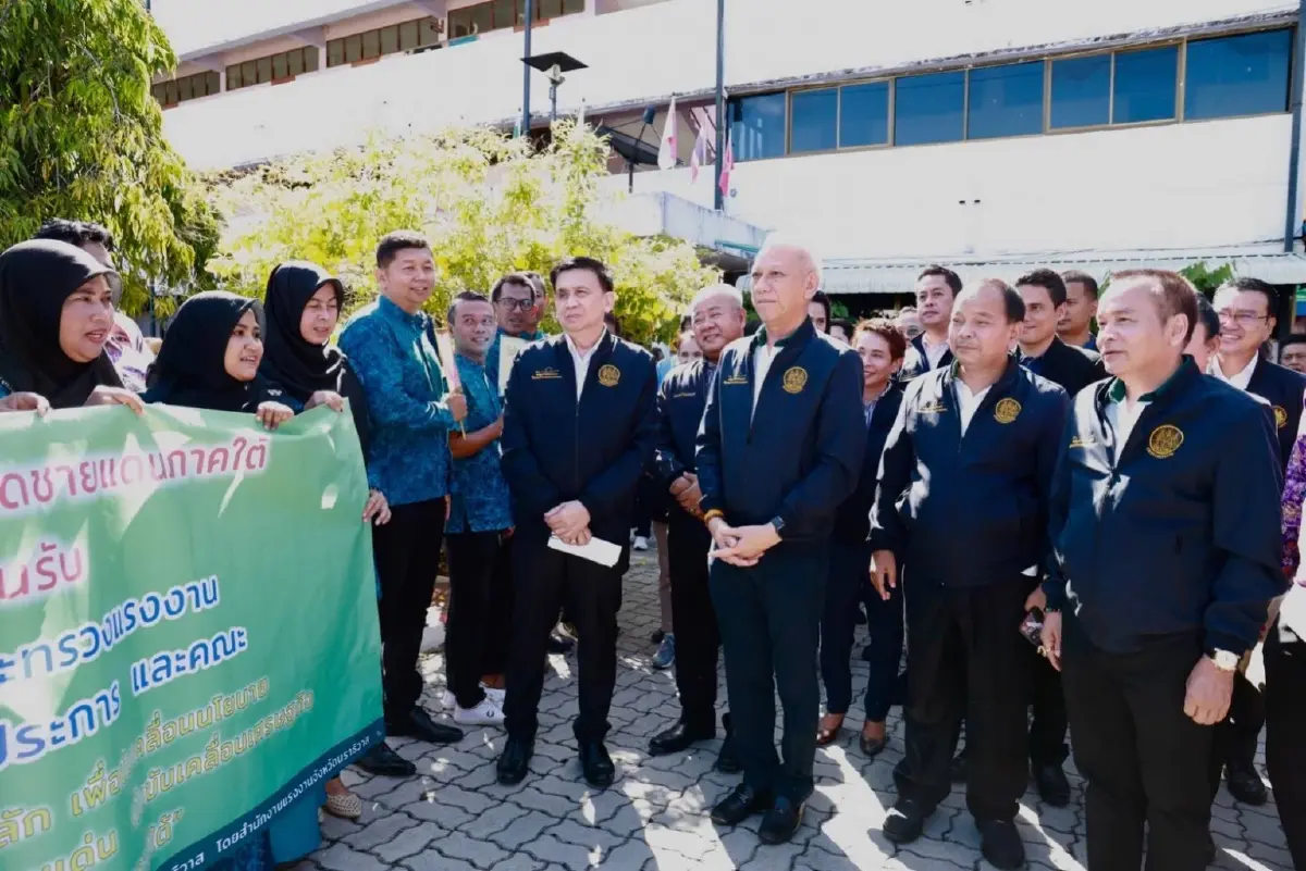 "พิพัฒน์" รมว.แรงงาน  ลงพื้นที่ดัน ม.40 ชดเชยรายได้เมื่อหยุดงาน จ.นราธิวาส