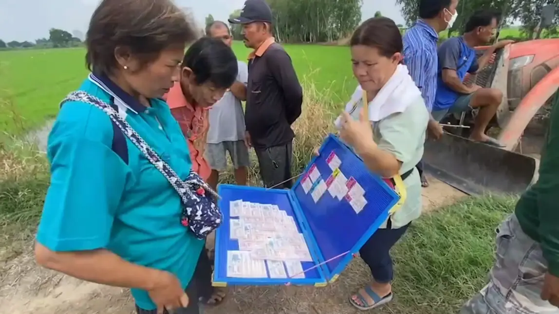 หนุ่มใหญ่ ลงงมหอยสะดุด คิดว่าเป็นขอนไม้ สุดท้ายเจอพระพุทธรูปองค์ใหญ่