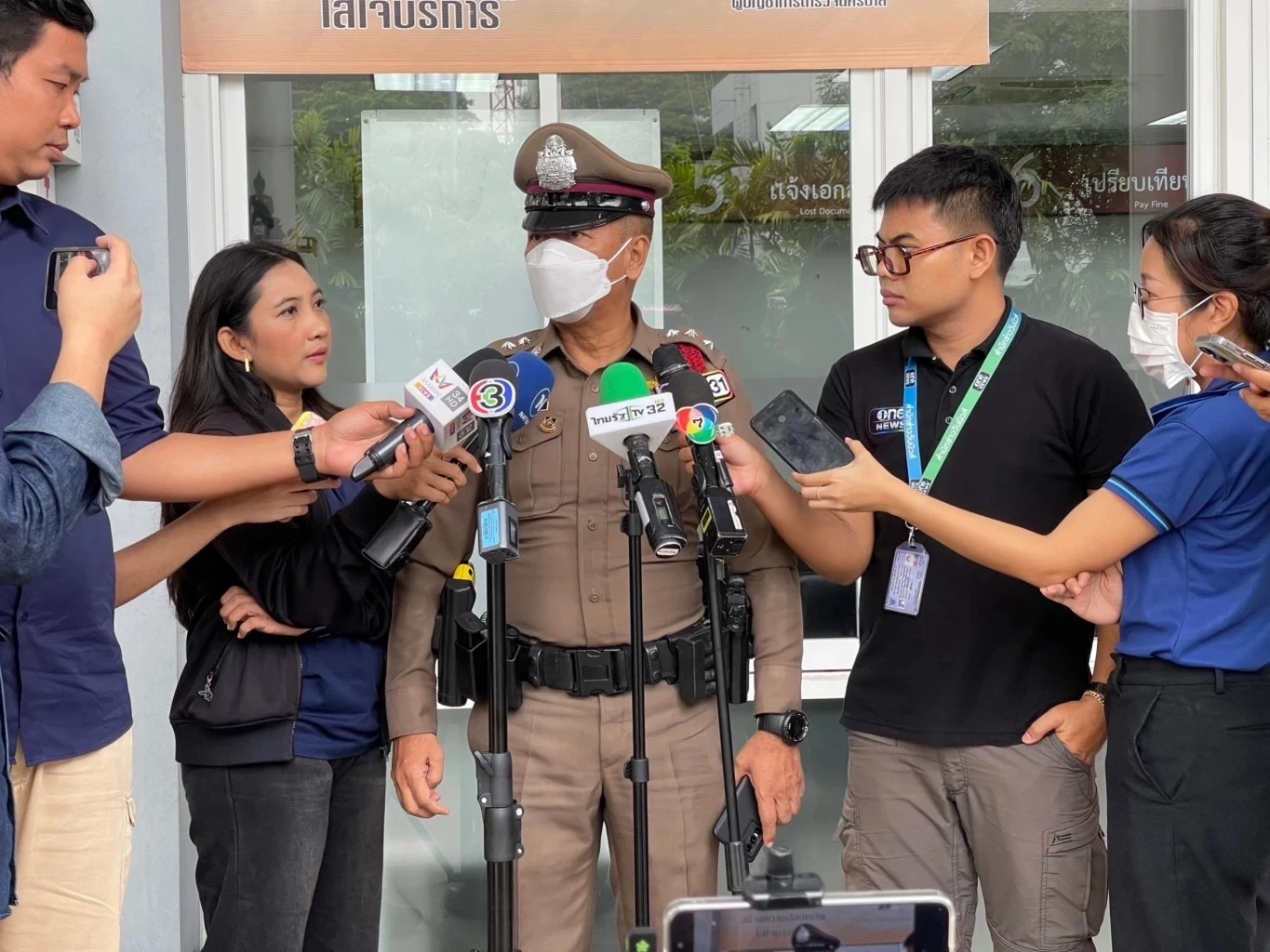 เผยโฉมหน้าเจ้าหน้าที่ตำรวจ 2 นาย ผู้เจรจากับผู้ก่อเหตุยิงกลางห้างพารากอน