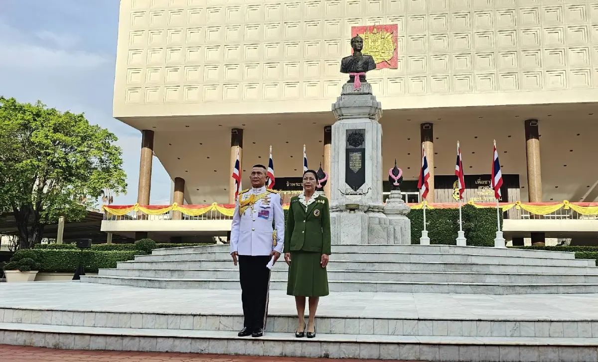 ผบ.ทบ.และนายกสมาคมแม่บ้านทหารบก ร่วมรำลึกในพระมากรุณาธิคุณ ร.๙ เนื่องในวันคล้ายวันสวรรคต
