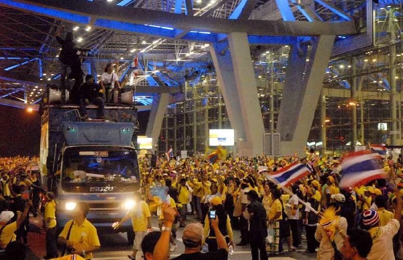 กลุ่มพันธมิตรฯ บุกปิดสนามบินสุวรรณภูมิ