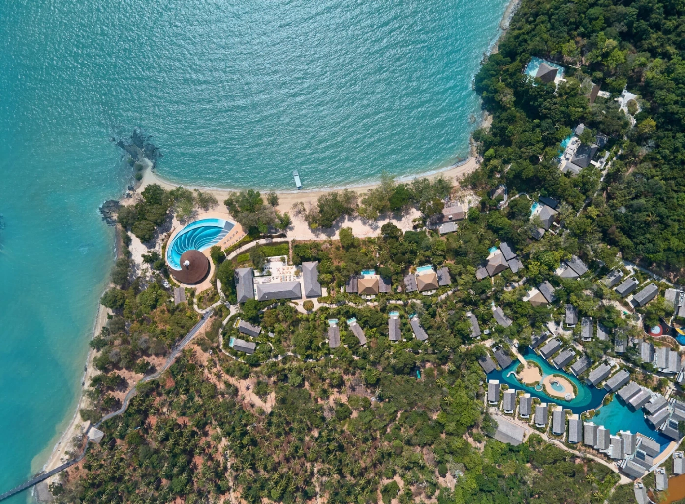 ชวนไปติดเกาะมะพร้าว ในรีสอร์ทหรูริมชายหาด นอนฟังเสียงคลื่นที่ภูเก็ต