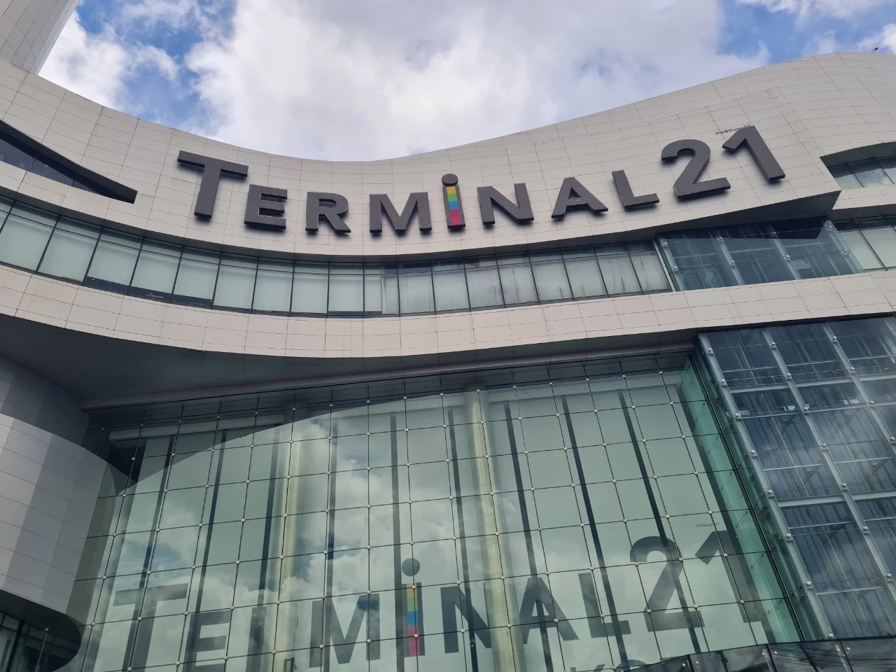 เทอร์มินอล 21 โคราช ตั้งเครื่องสแกนโลหะทุกทางเข้า หลังเกิดเหตุกราดยิงซ้ำ