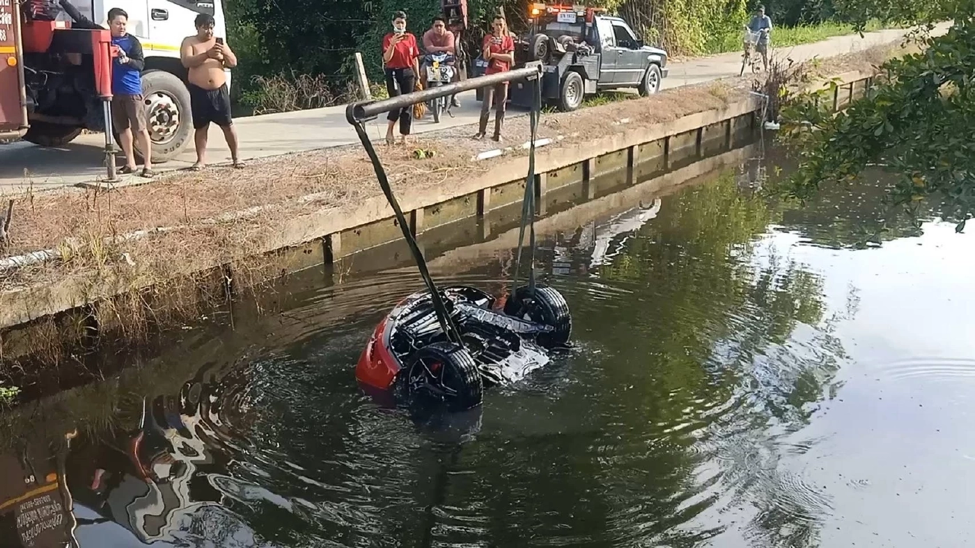 หนุ่มซิ่งเก๋งพุ่งตกน้ำจมมิดคันคนขับเปิดกระจกหนีตายออกมาได้หวุดหวิด