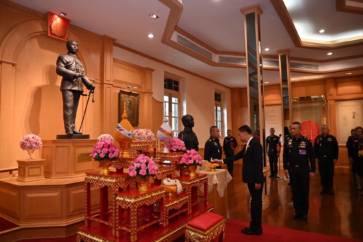 "กองทัพบก" โร่แจงภาพ "สุทิน" นั่งบนปืนแก๊ตลิ่ง ยันเป็นปืนโบราณ ซื้อสมัย ร.5