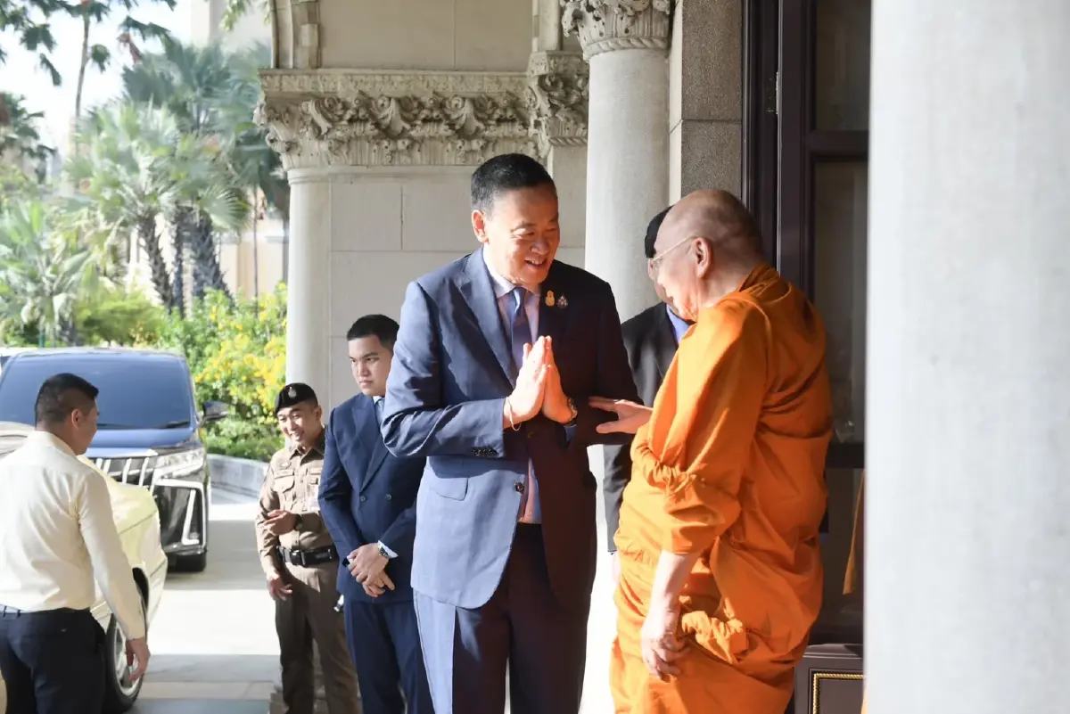 เพื่อความสิริมงคล "นายกฯ" นิมนต์พระทำบุญที่ตึกไทยคู่ฟ้า ก่อนเข้าค้างคืน
