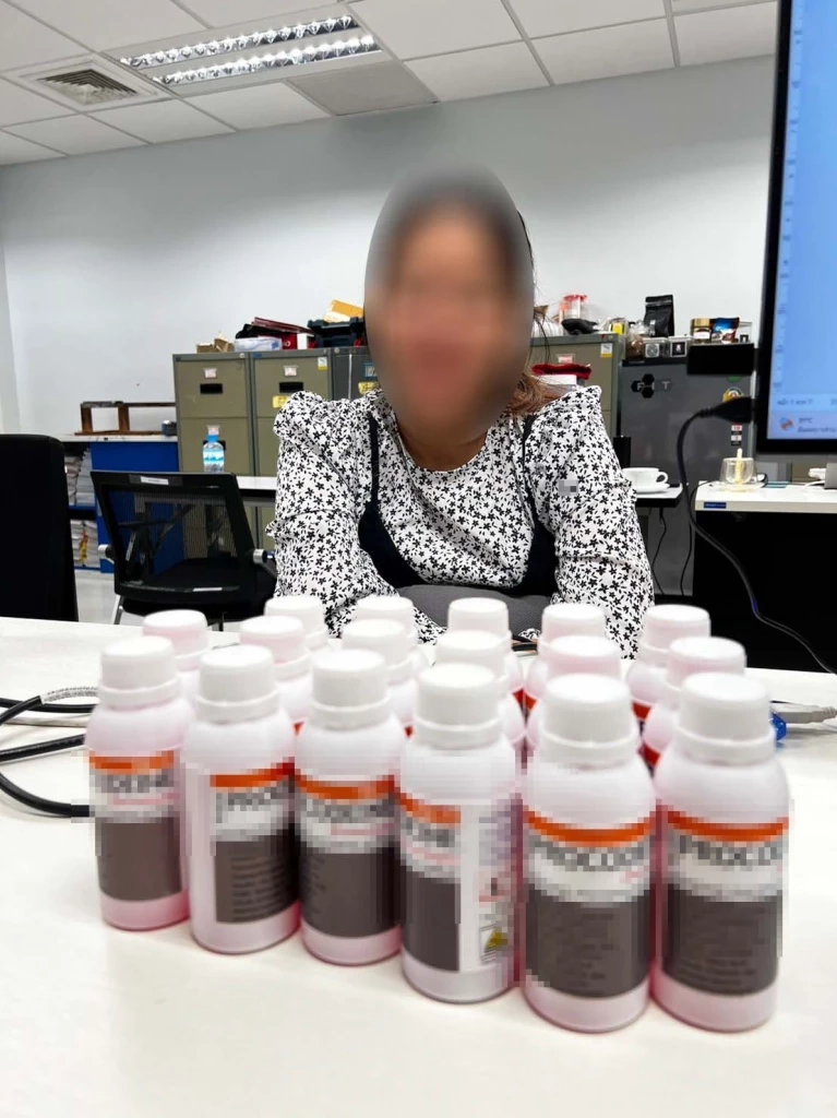 บุกทลายแหล่งขายน้ำหวานผสมโคเดอีน ยึดของกลางมูลค่านับล้าน