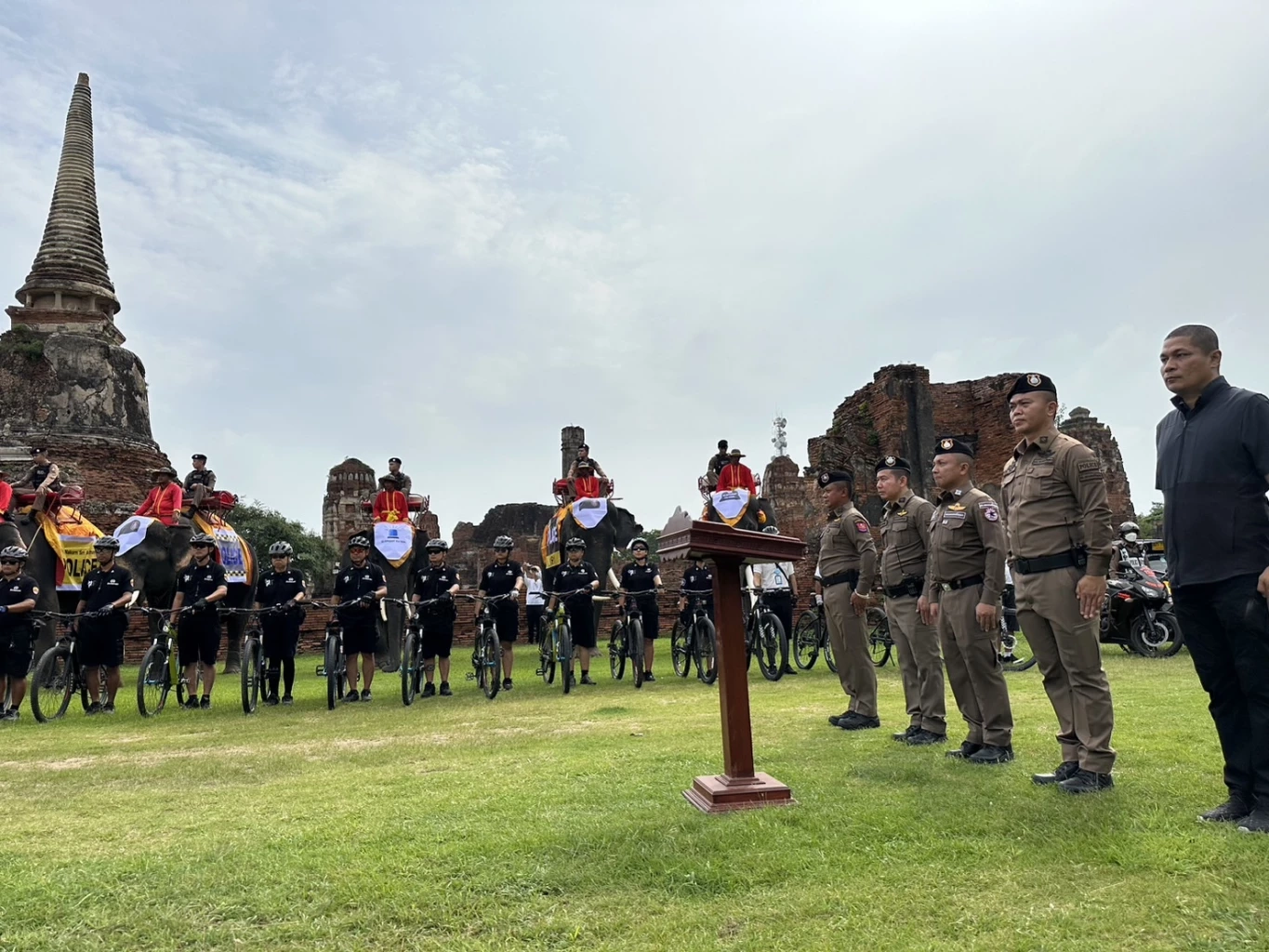 ตำรวจอยุธยา ปล่อยแถวสายตรวจช้าง สร้างความเชื่อมั่นให้กับนักท่องเที่ยว