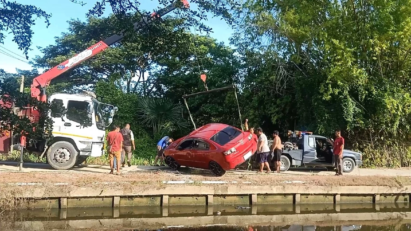 หนุ่มซิ่งเก๋งพุ่งตกน้ำจมมิดคันคนขับเปิดกระจกหนีตายออกมาได้หวุดหวิด