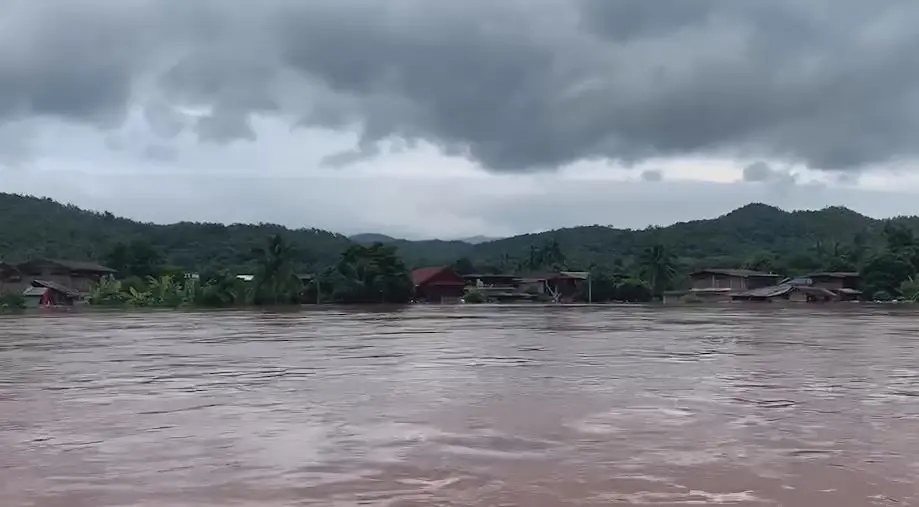 อุตรดิตถ์ฝนถล่ม น้ำป่าหลากเข้าท่วม 2 อำเภอ จนท.เร่งอพยพช่วยชาวบ้าน