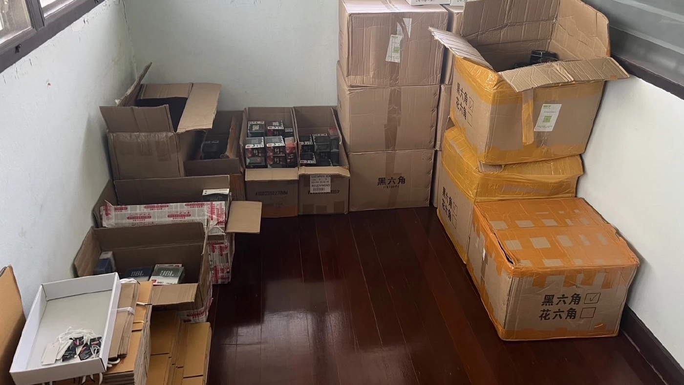 บุกทลายโกดัง ปลอมนาฬิกา หลอกขายผ่านออนไลน์ ยึดของกลางร่วม 2 ล้าน