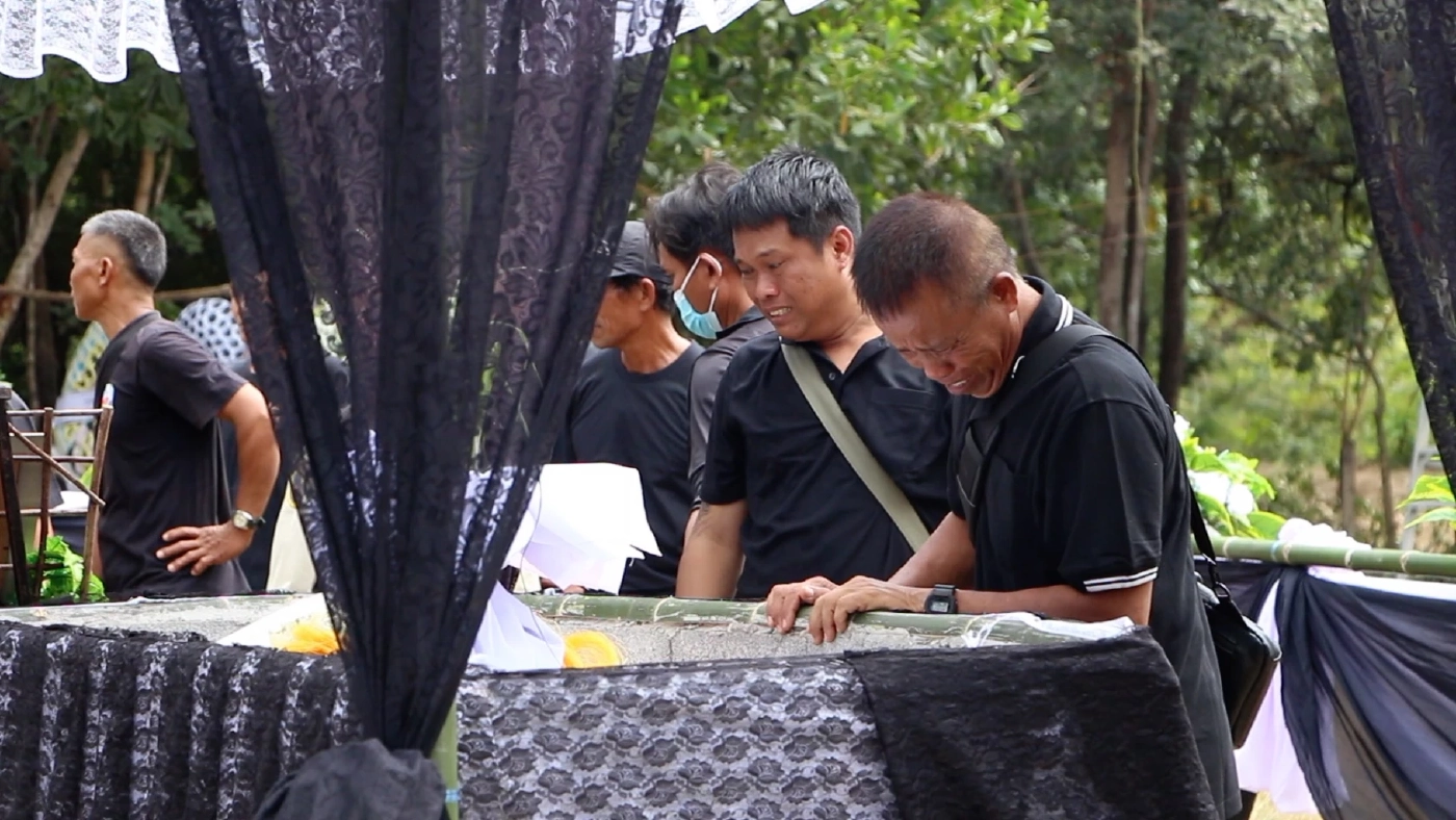 สุดเศร้าพ่อ 2 เหยื่อฮามาส ร้องไห้ข้างเตาเผาศพลูก