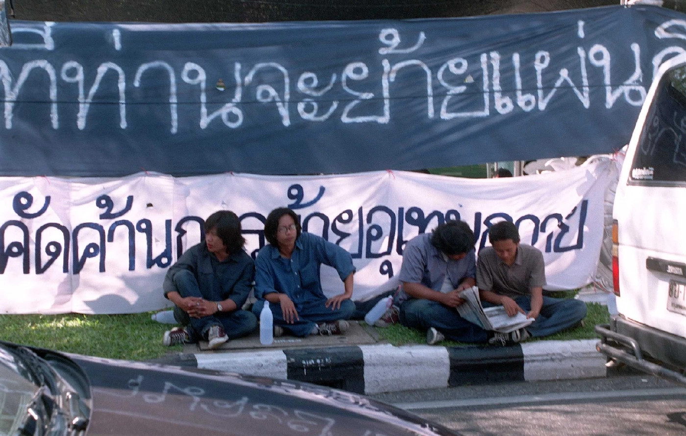 นักศึกษาอุเทนถวาย ชุมนุมหน้ากระทรวงศึกษา คัดค้านย้ายออกจากพื้นที่จุฬาฯ : แฟ้มภาพ 25 กุมภาพันธ์ 2547