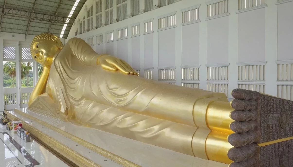 พาไหว้ "พระนอนพุทธไสยาสน์" องค์ใหญ่อันดับ 3 ของไทย ที่วัดสุขุมาราม