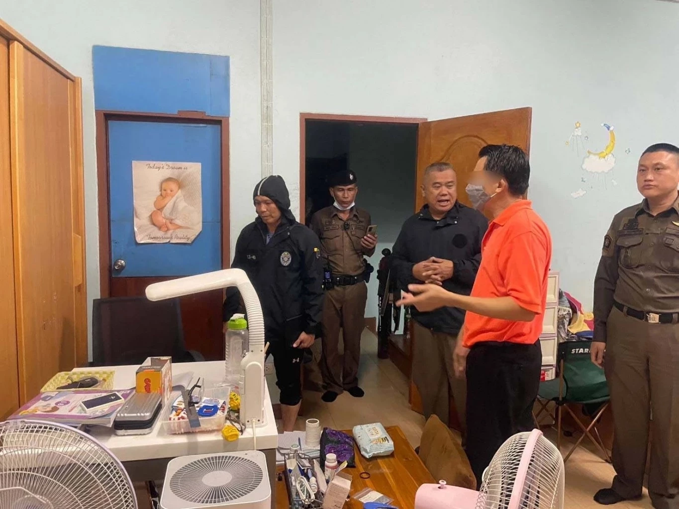 ผู้ปกครองผู้ก่อเหตุ เผย ไม่ทราบว่าของกลางทั้งหมด บุตรชายนำมาจากที่ใด