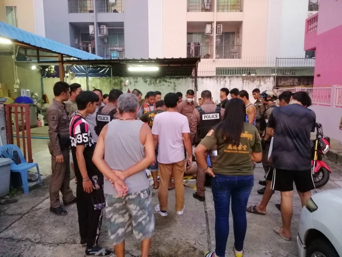 ครูสอนภาษาชาวฟิลิปปินส์ คลั่งปีนหลังคา ขู่ปาดคอตัวเอง