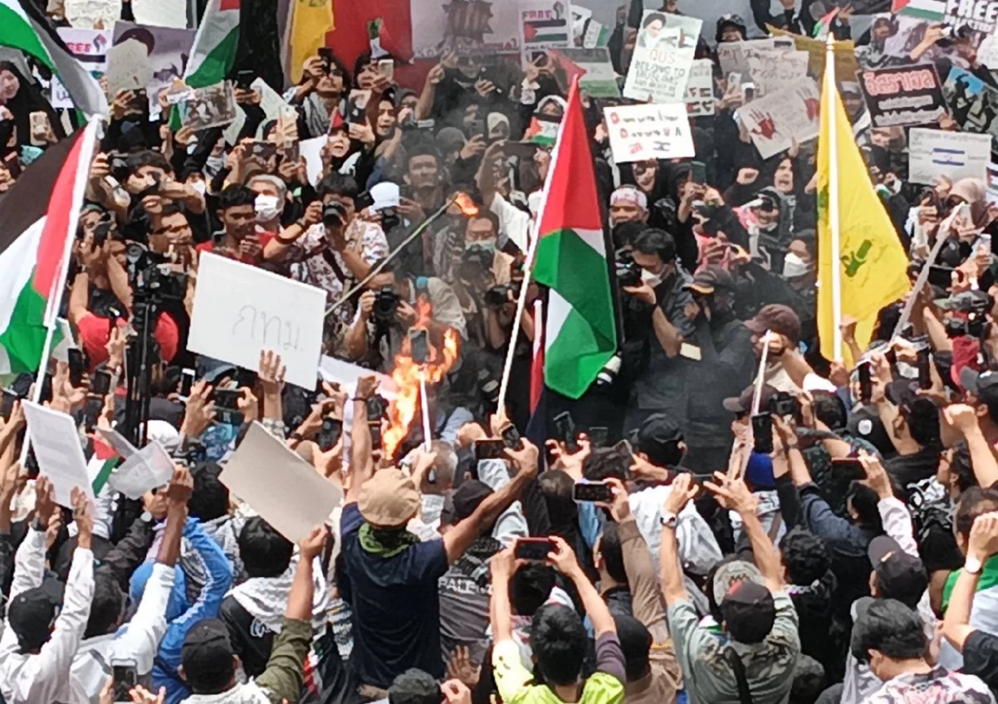 หวิดวุ่น! กลุ่มหนุนปาเลสไตน์ บุกเผาธงหน้าสถานทูตอิสราเอล ร้องขอสันติภาพ