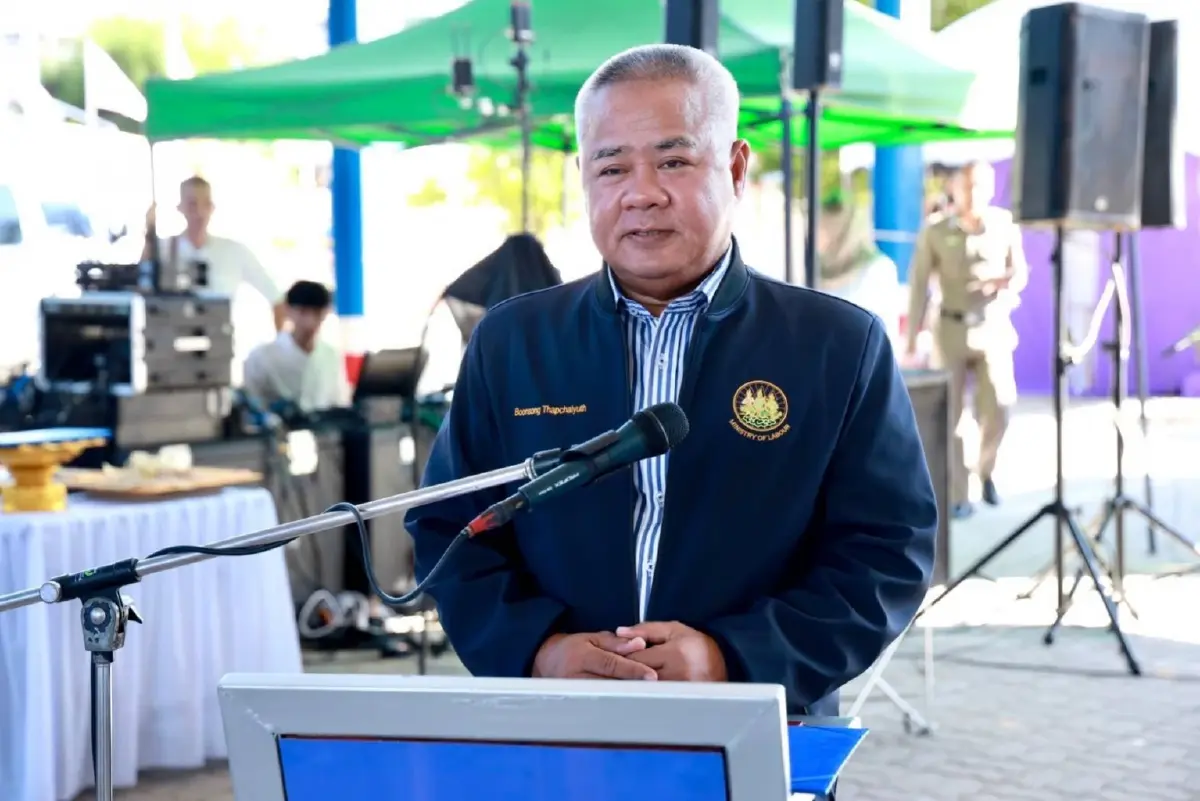 "พิพัฒน์" รมว.แรงงาน  ลงพื้นที่ดัน ม.40 ชดเชยรายได้เมื่อหยุดงาน จ.นราธิวาส