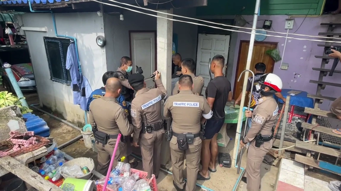 บุกช่วยหนุ่มคลั่ง ใช้มีดกรีดตัวเองเจ็บสาหัส