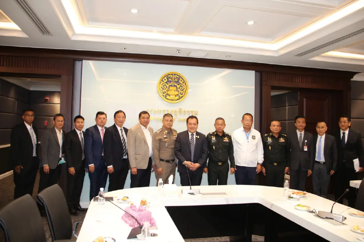 "ทวี" นำทีมถกแม่ทัพภาค 2 สกัดยาเสพติดอีสาน ตั้งเป้านำเข้าเป็นศูนย์