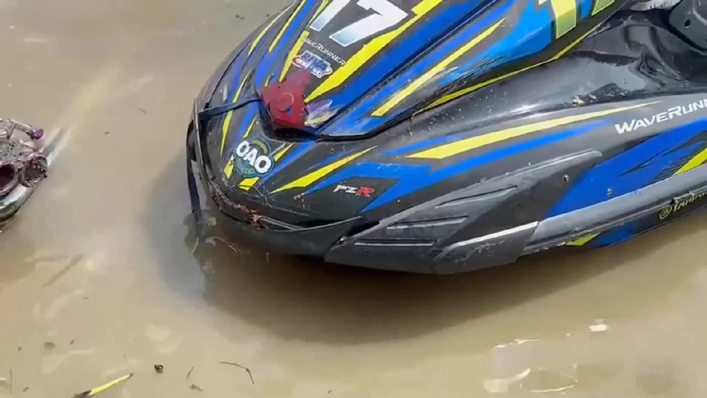 เจ็ทสกีชนคลื่น เหินพุ่งชนเรือหางยาว จมคลองดับ 3