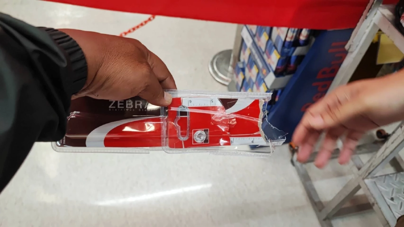 สาวคลั่ง! บุกห้างดังย่านรังสิต ใช้มีดจี้คอตัวเอง บอกอยากเจอ “อิงฟ้า”