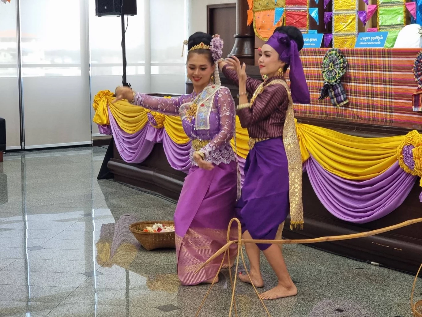 เทศบาลนครปากเกร็ดจัดงานประเพณีตักบาตรพระสงฆ์ทางเรือ