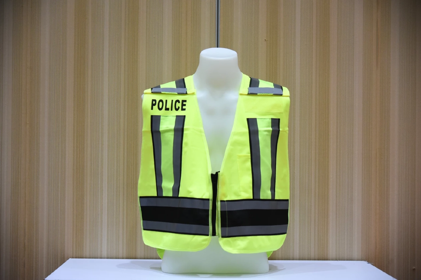 ผบ.ตร.มอบ "เสื้อกั๊กสะท้อนแสง แบบใหม่" นำร่อง สวมทับเครื่องแบบ