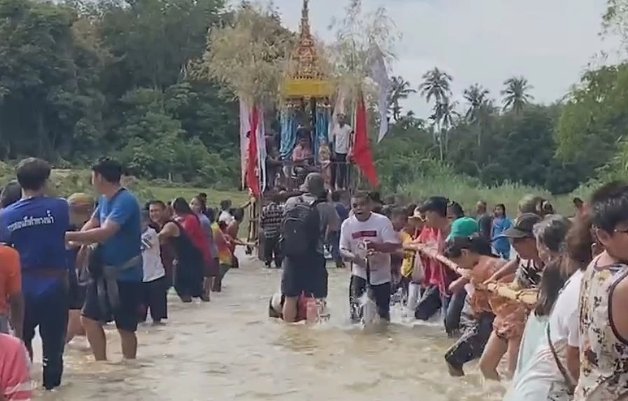 หนึ่งเดียวในโลก "ชักพระทางน้ำ" สืบสานประเพณีโบราณ ที่ จ.นครศรีธรรมราช