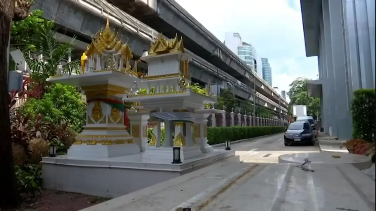 ตร.ปรับฮวงจุ้ย ย้ายศาลพระภูมิ ติดตั้งรูปปั้นพญาอินทรีย์