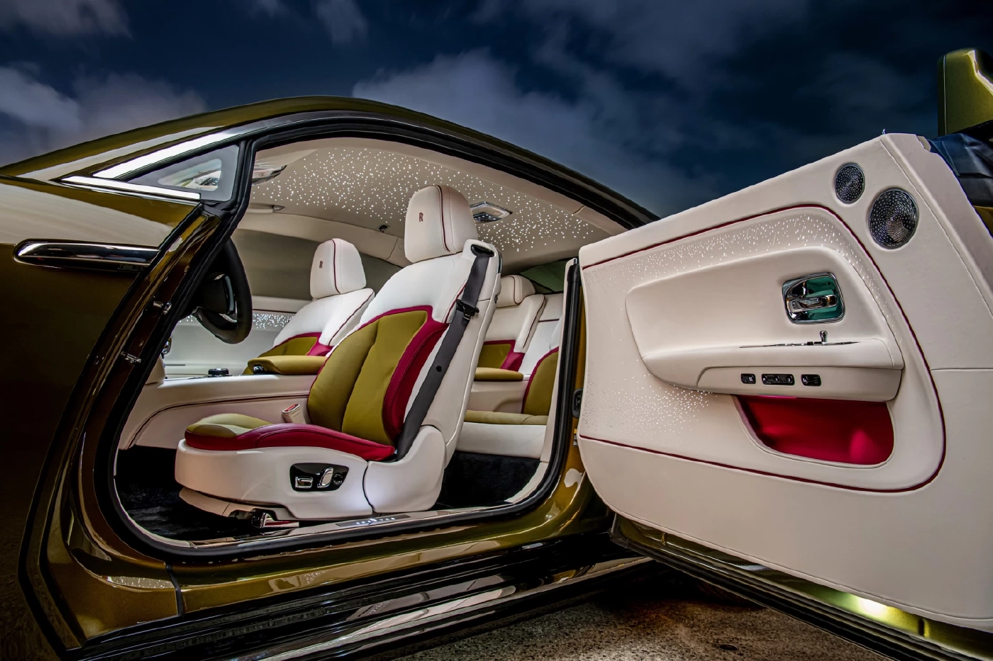 โรลส์-รอยซ์ เปิดตัว ‘สเปกเตอร์’ รุ่นแรกของโลกที่เป็นไฟฟ้าเริ่มต้น 31.8 ล้าน