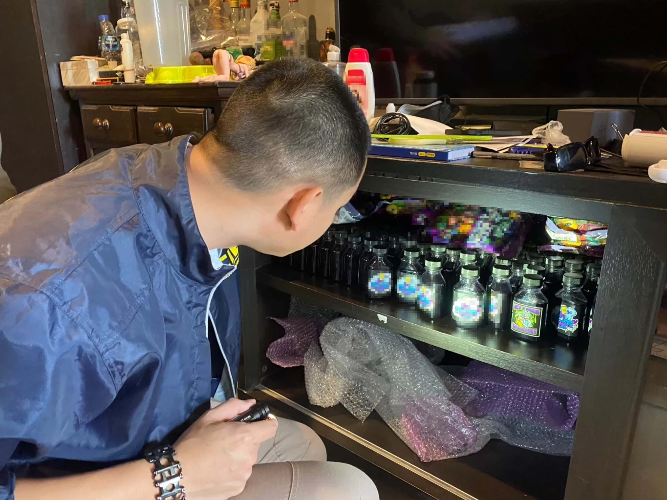 บุกทลายแหล่งขายน้ำหวานผสมโคเดอีน ยึดของกลางมูลค่านับล้าน