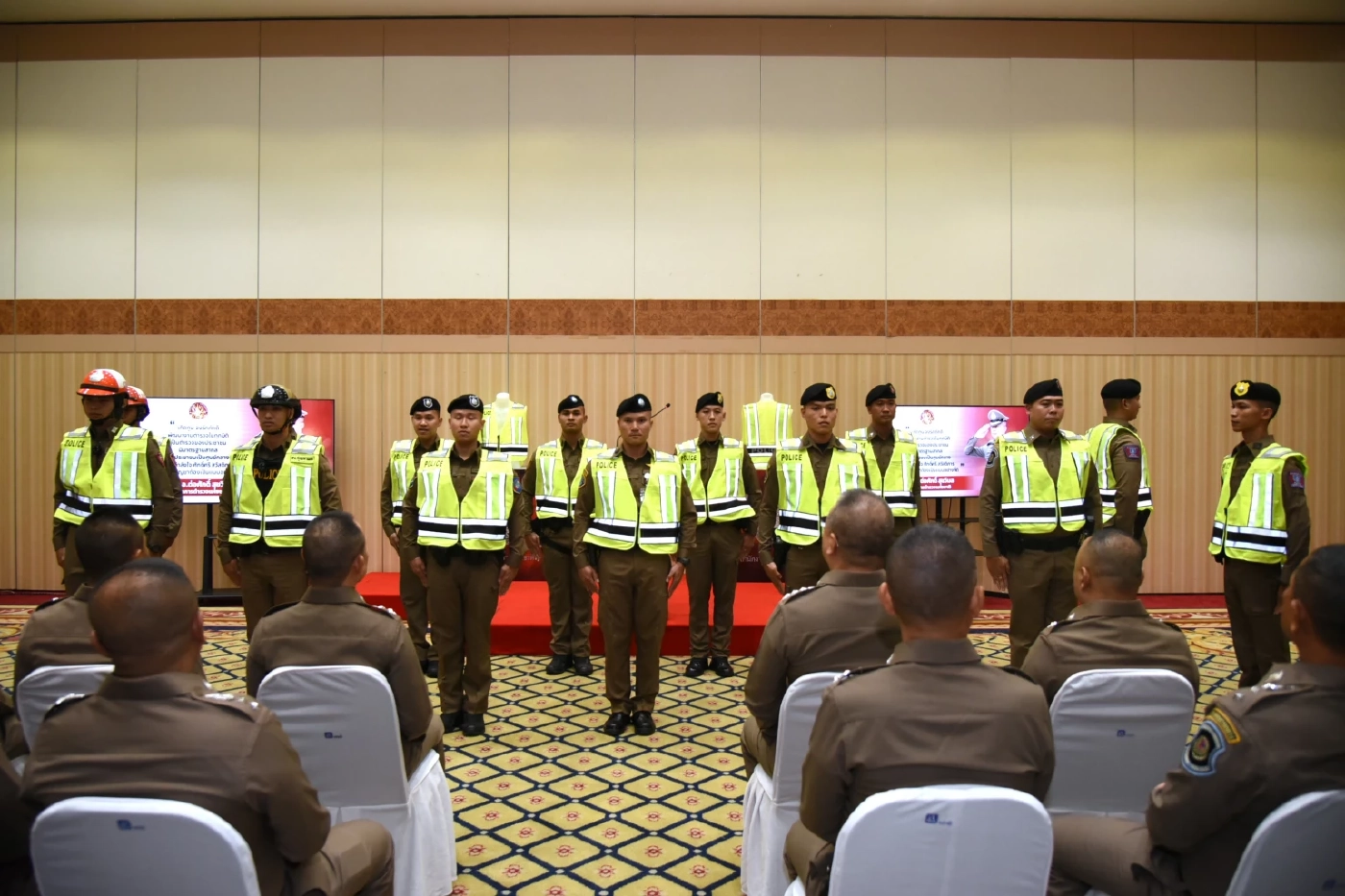 ผบ.ตร.มอบ "เสื้อกั๊กสะท้อนแสง แบบใหม่" นำร่อง สวมทับเครื่องแบบ