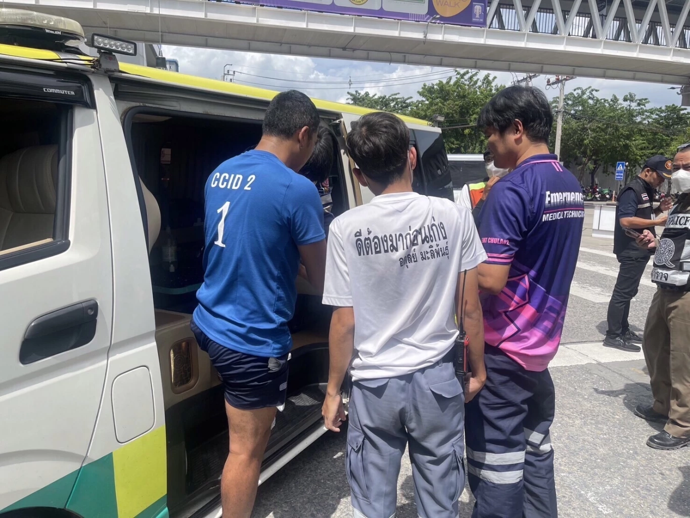 จ่าไซเบอร์ - ปชช. ร่วมสกัดชายคลุ้มคลั่ง หยุดเหตุระทึกเมืองทองฯ(มีคลิป)