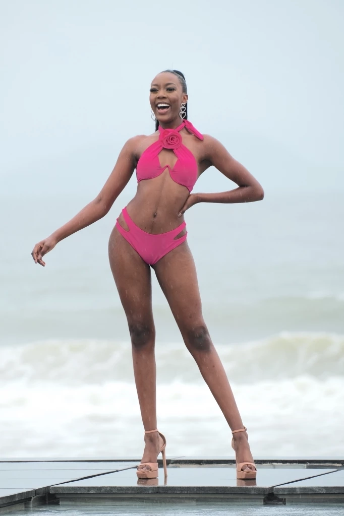 69 สาวงาม “Miss Grand International 2023” ฝ่าสายฝนอวดความสวยในชุดว่ายน้ำ